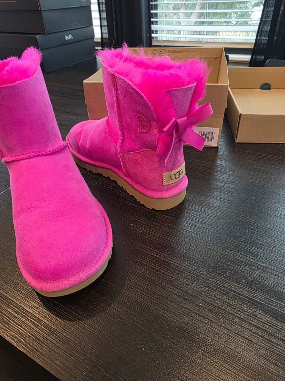 UGG Mini Bailey Bow Rock Rose Ladies Boot, size 6